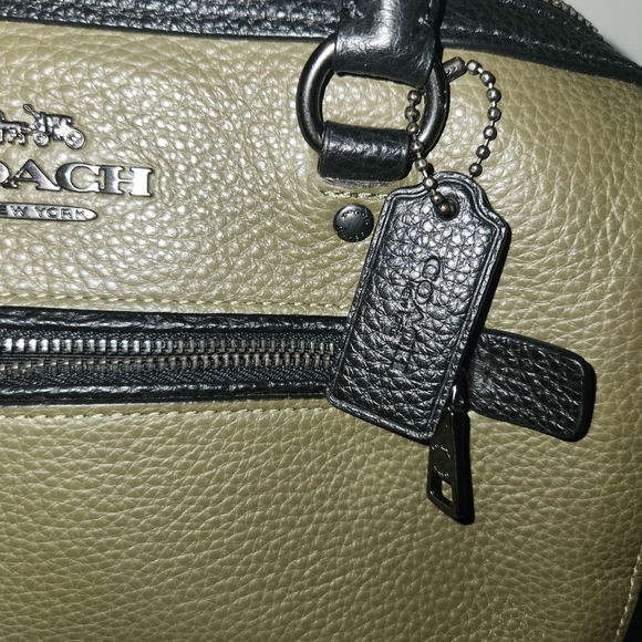 Coach - Picture 5 of 6